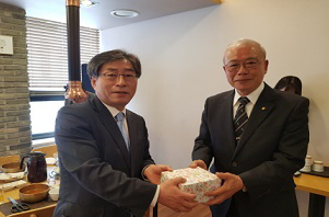 tiếp kiến Phó thị trưởng thành phố Munakata, Nhật Bản vào thời điểm diễn ra Lễ hội Văn hóa Gaya lần thứ 43