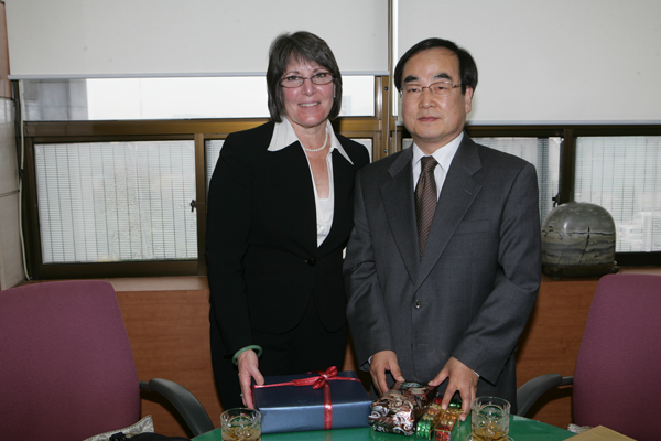 Delegation from Gimhae visits vice mayor of Lakewood