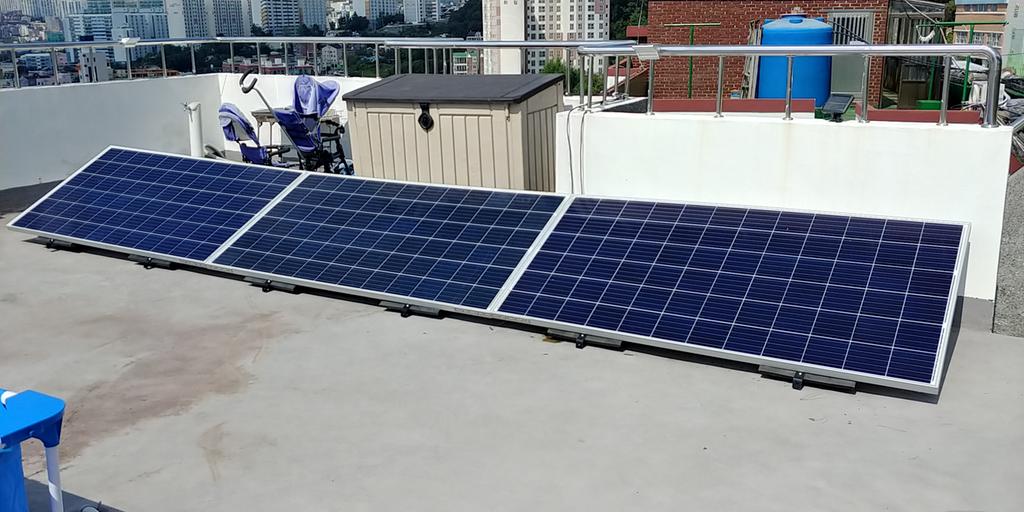 옥상에서 태양광을 전기로 열심히 바꾸며 열일하는 태양광 발전기!