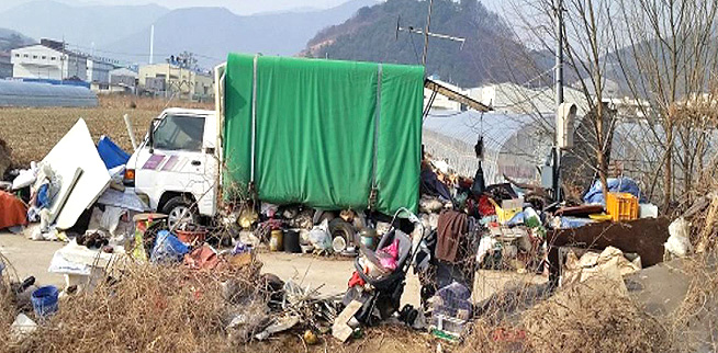 폐자동차속 할머니 '희망을 찾다'1