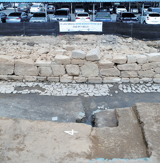 김해읍성 서쪽 성벽과 해자 확인1