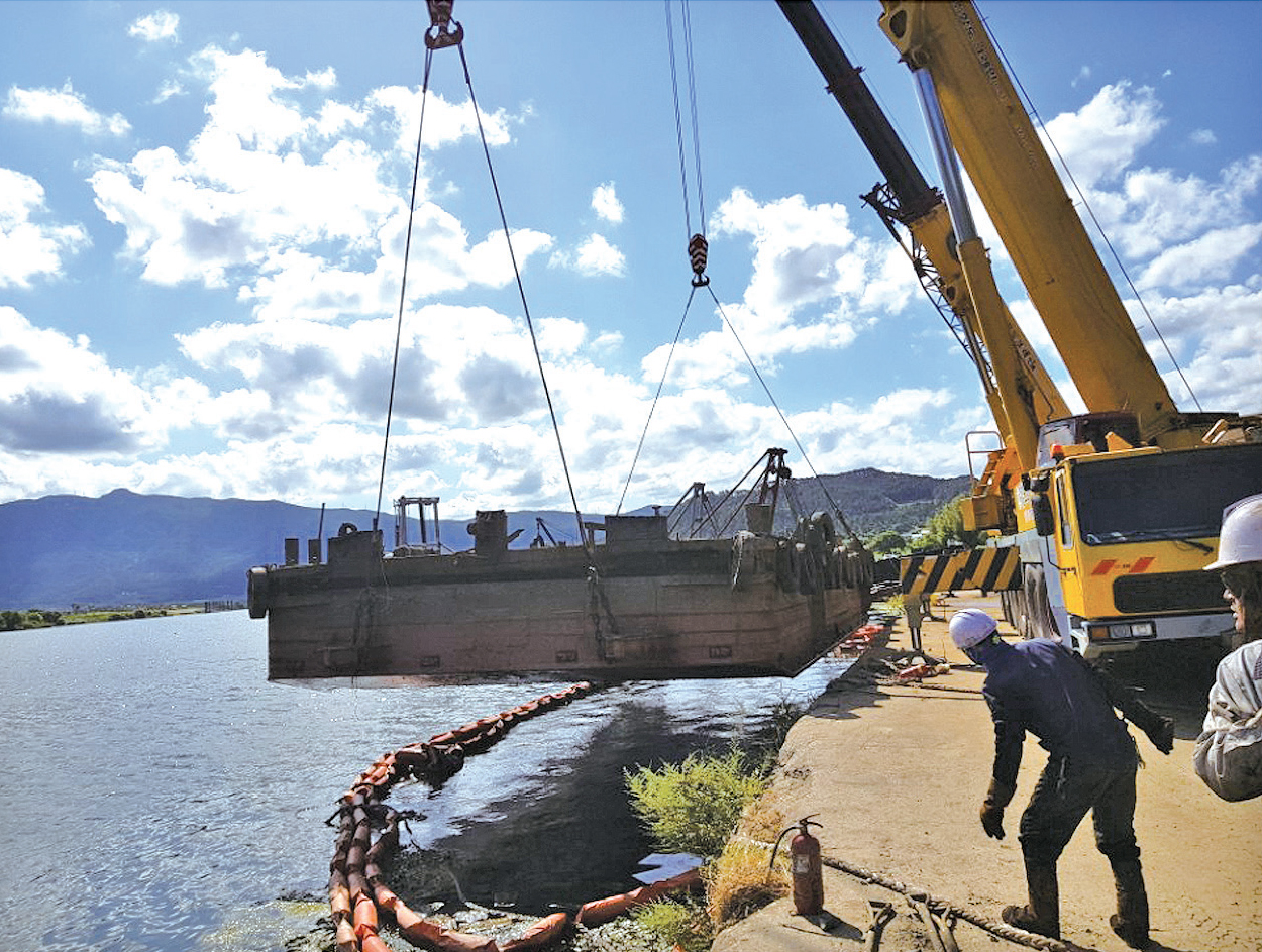 낙동강 침몰 준설선 제거 완료했습니다.1