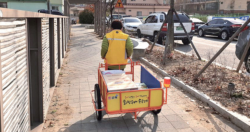 폐지줍는 어르신께 손수레 지원1