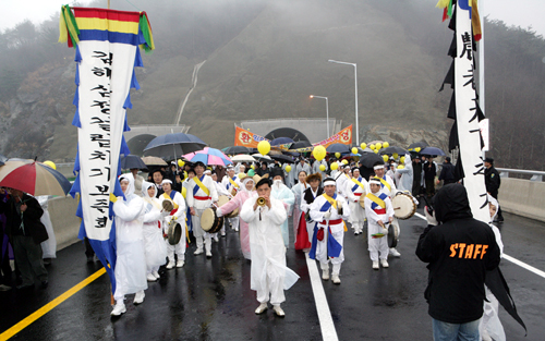 “김해 · 밀양 크게 발전 합시다”1
