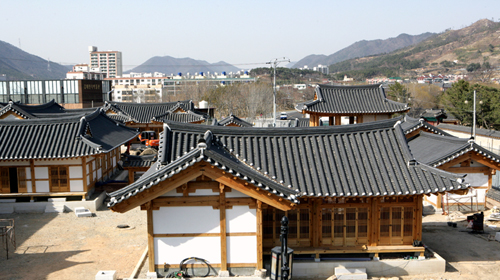 김해한옥체험관 위용 드러내다1