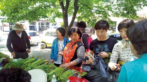 교양잡지 알뜰장터 열려1