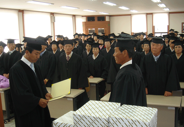 장유농협 장수대학 졸업식1