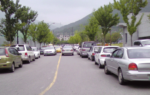 장유도서관 주변도로는 주차장1