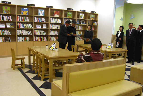 롯데 아울렛 김해점 작은 도서관 개관1