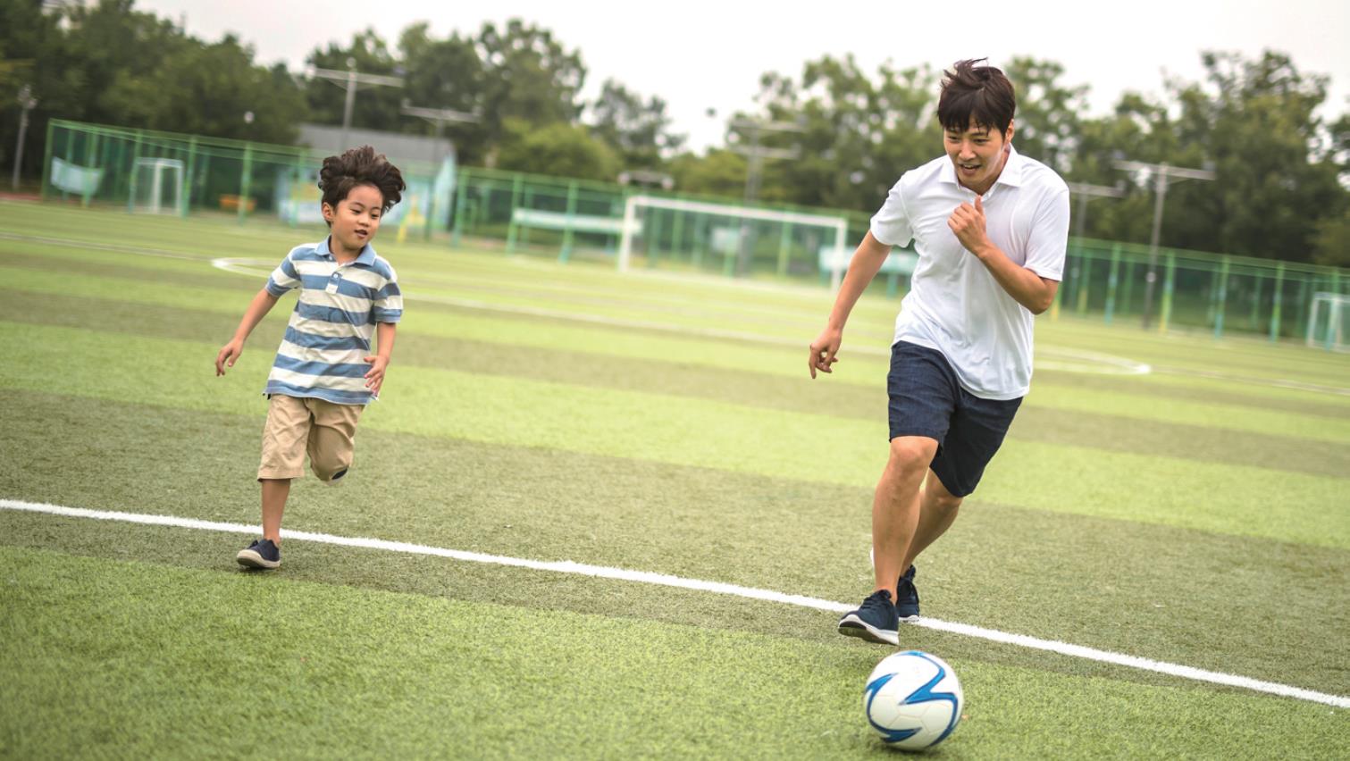 아빠와 아들 축구하는 모습