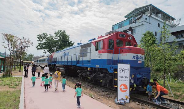 진영 '꿀벌여행 기차카페' 이색 명소 부상0