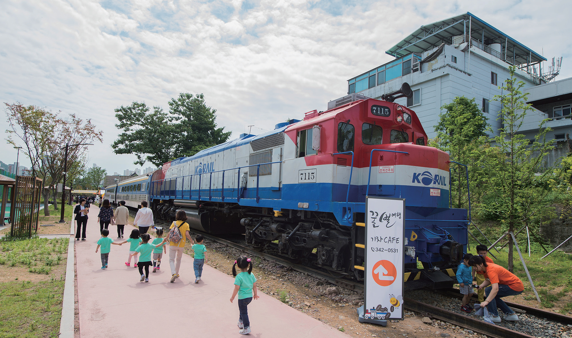 진영 '꿀벌여행 기차카페' 이색 명소 부상0
