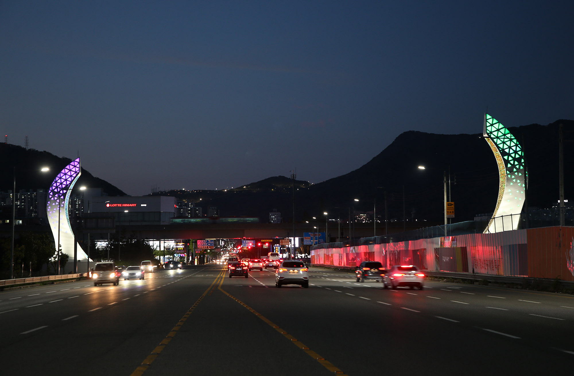 김해 대표 관문 동김해IC에 대형 쌍어 조형물 설치0