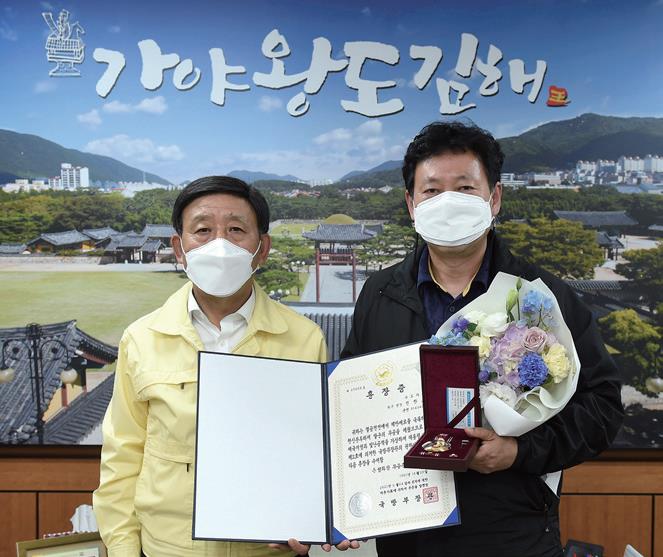 고 진한호 하사 유족에 화랑무공훈장 2점 전하는 사진