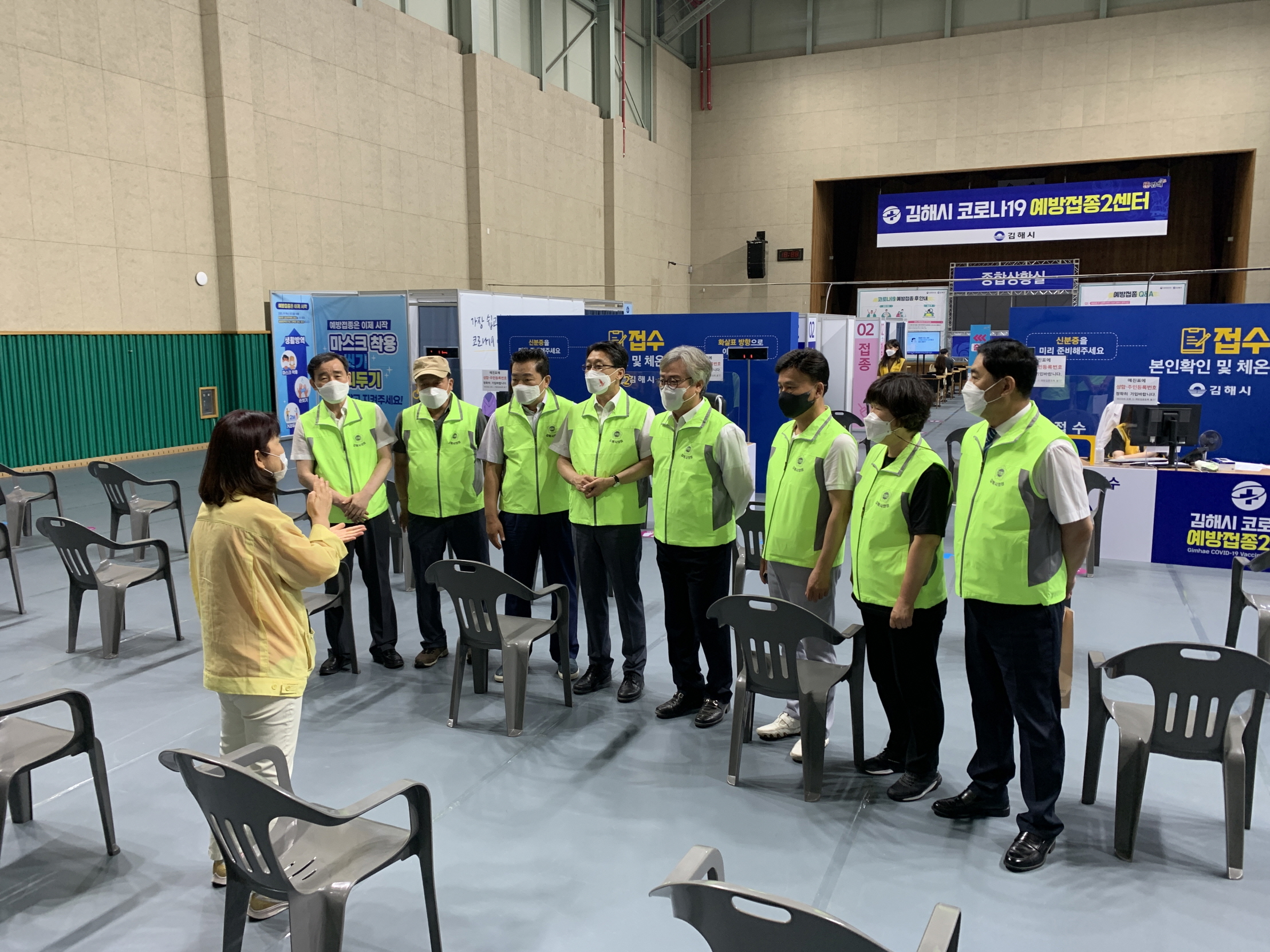 김해시의회 반딧불봉사단 백신 접종 현장 봉사0