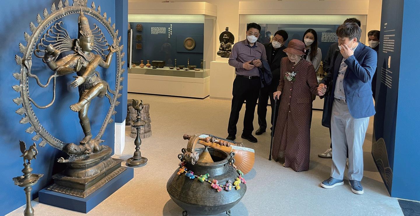 초이 김양식 관장, 인도 유물 김해시에 추가 기증