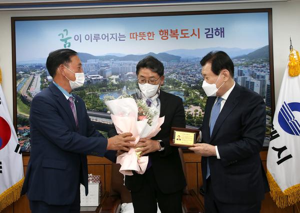 재경 경상남도도민회 취임 축하패 증정0