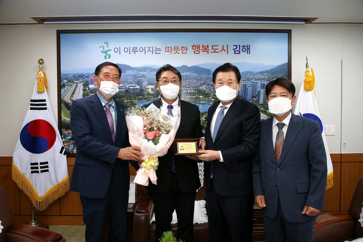 재경 경상남도도민회 취임 축하패 증정1