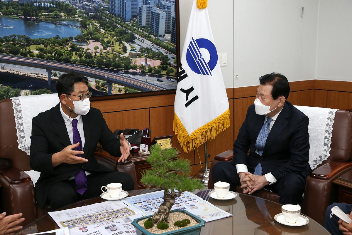 재경 경상남도도민회 취임 축하패 증정3