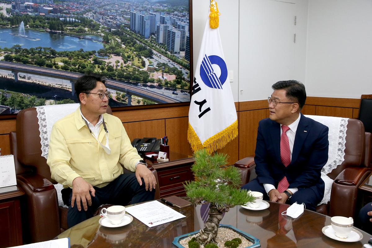 BNK경남은행 이웃돕기 성품 기탁식2