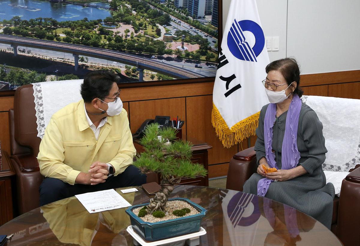 학산금속공업 이웃돕기 성품 기탁식2