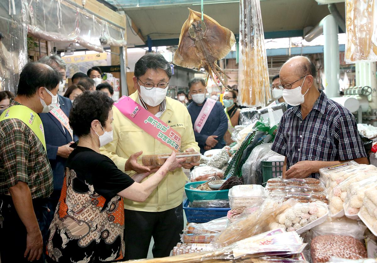 고물가 대응 민생경제현장, 전통시장 방문1