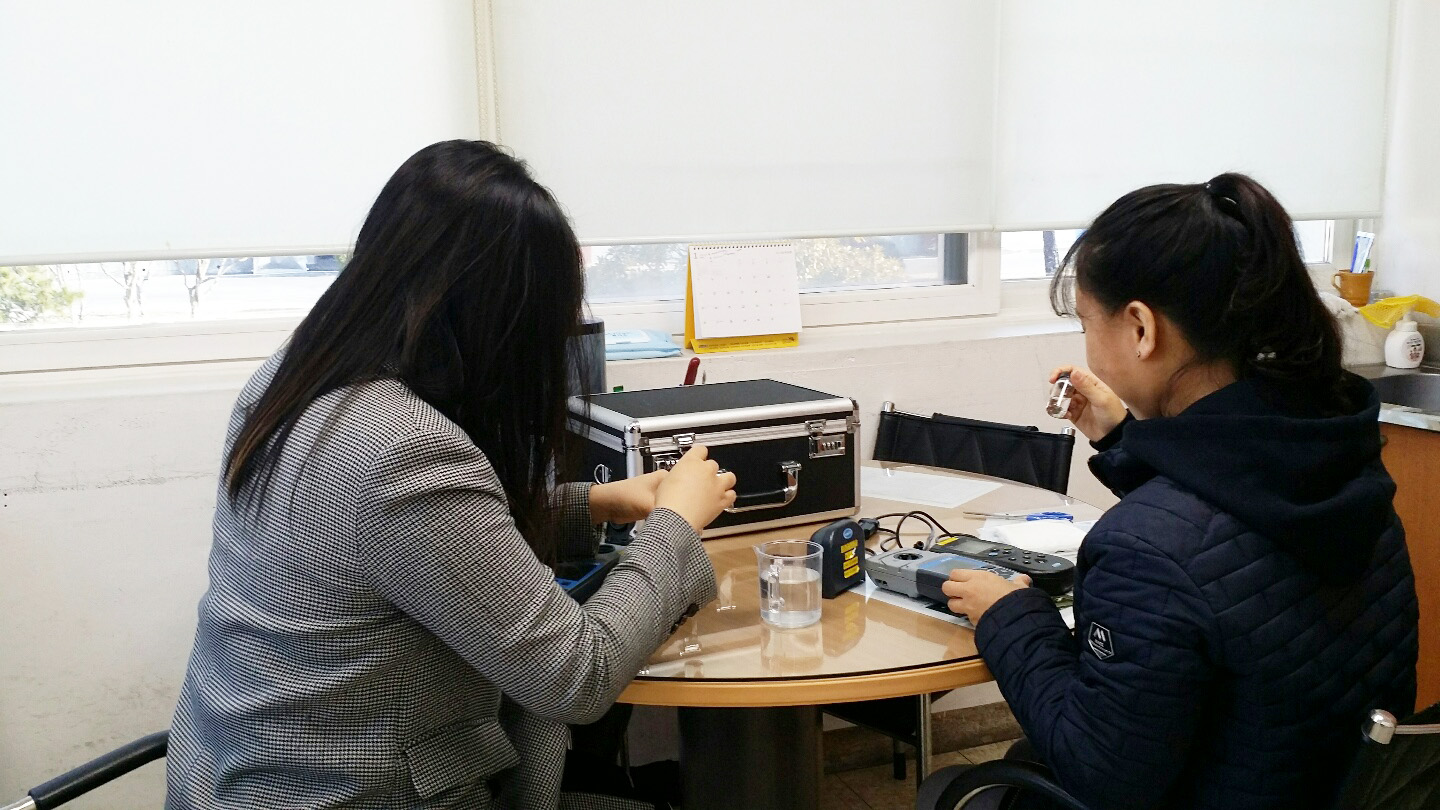 수돗물 안심확인제 현장 수질검사 장면 