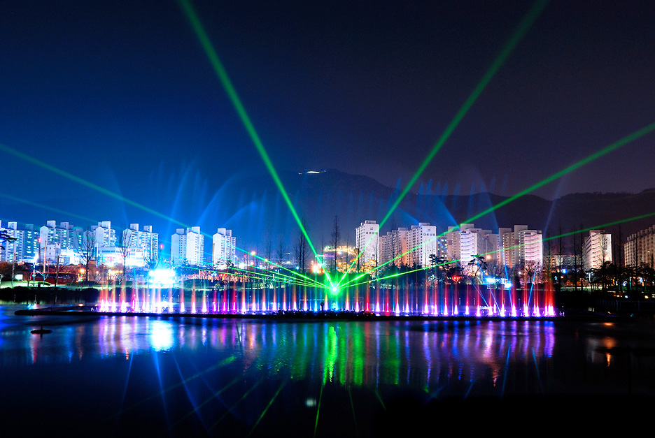 김해 명물 연지공원 음악분수 가동