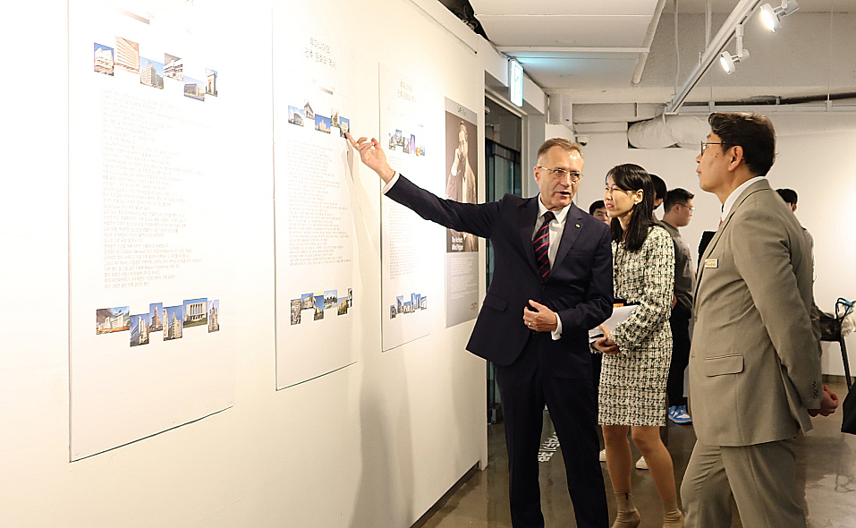 주한 루마니아 대사가 김해시장에게 루마니아 건축물에 대해 소개하고 있다.