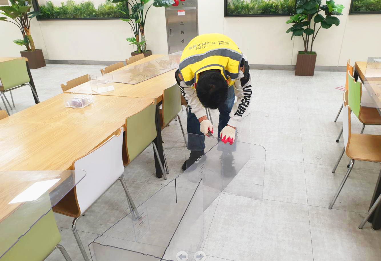 플라스틱 가림막은 투명필름과 볼트를 제거한 후 가림막과 받침대를 분리해서 배출해야 한다.