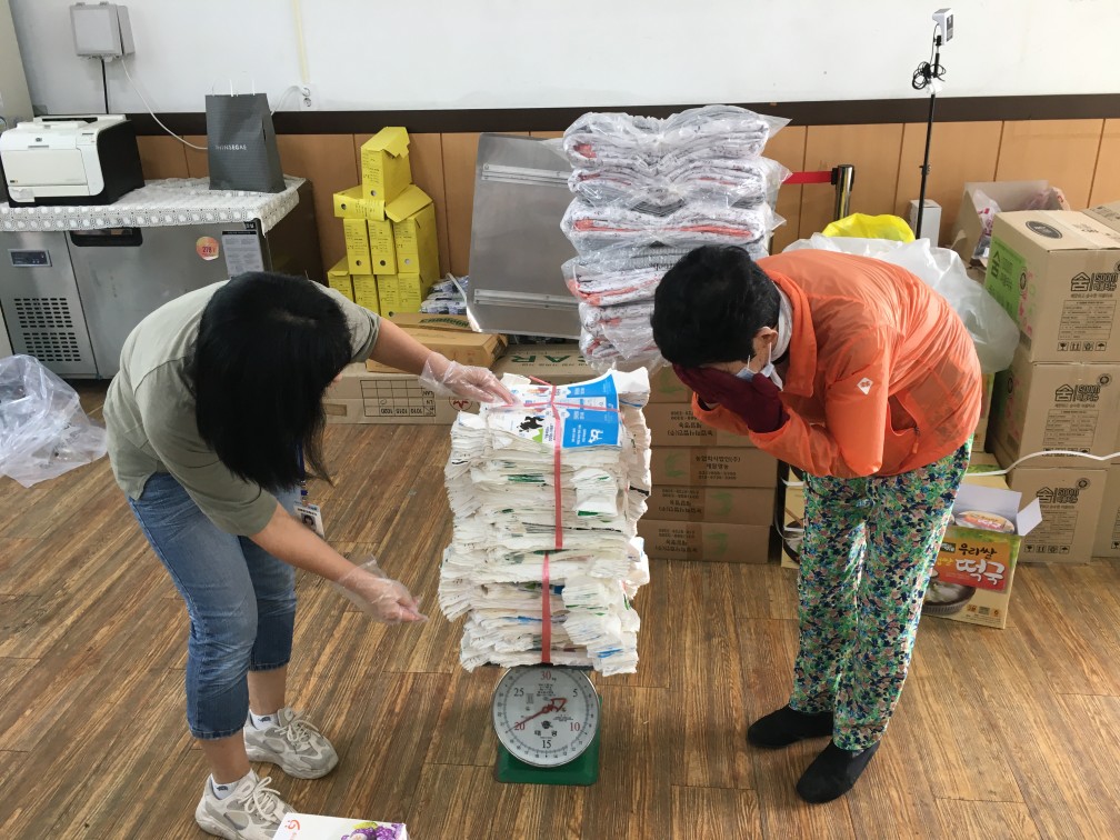 (김해시 재활용품 회수보상제에 날개를 달다)폐자원교환 관련 사진