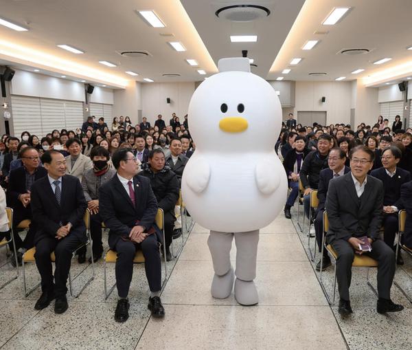 김해시, 12월 정례조회에서 홍보국장으로 소개받은 토더기