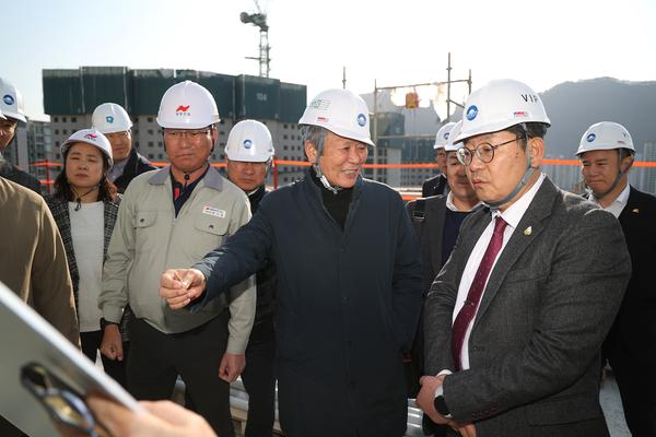 김해시립김영원미술관 조성을 위한 김해시운동장 현장점검