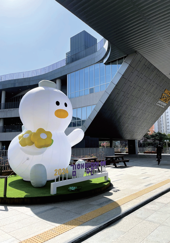 김해서부문화센터 대형 토더기 풍선 조형물 설치