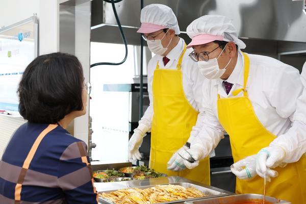 김해시-농협과함께하는무료급식봉사및성금기탁식