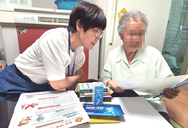 폭염에 취약한 홀몸 어르신과 만성질환자 등 맞춤형 방문 건강관리 서비스 강화