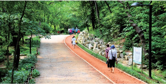 '분성산 황톳길' 촉촉한 감촉을 느껴보세요0