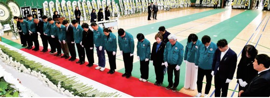 김해시의회, 산청군 산불 희생자 합동분향소 조문0