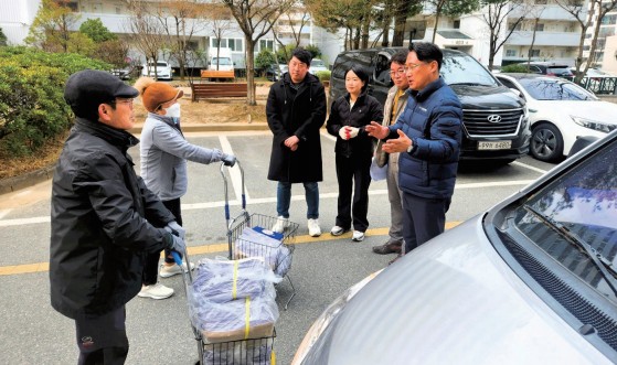 김해시의회 행정자치위원회, 시보 배부 체험 통해 현장 소통 강화0
