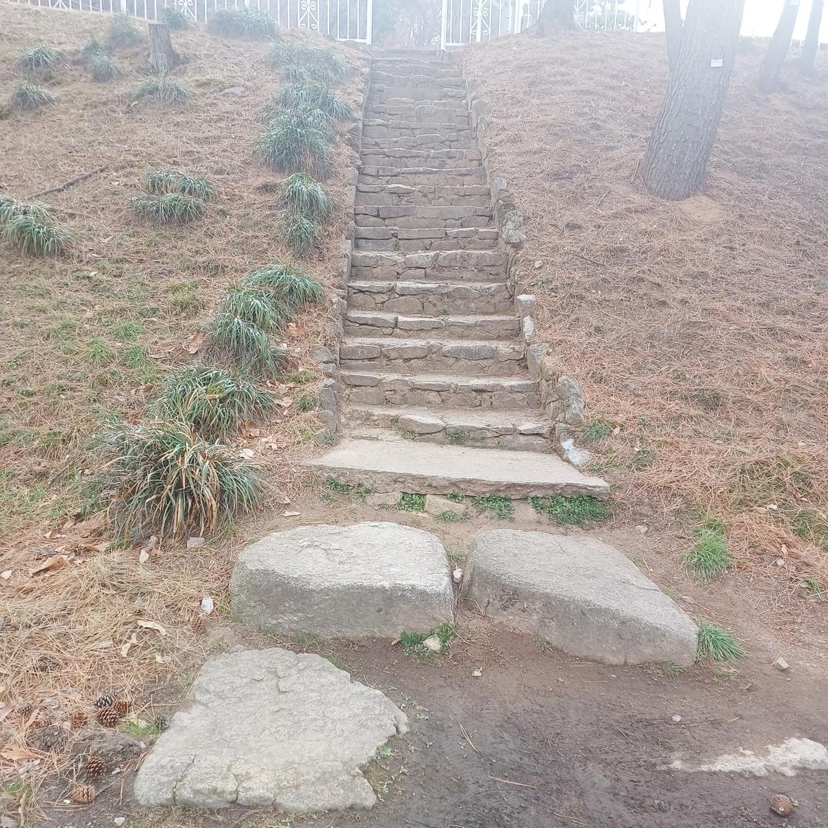 김해시민체육공원, 60년을 견뎌온 돌계단0