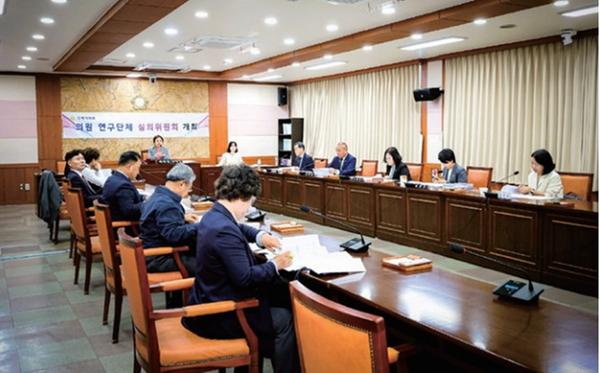 김해시의회, 2025년 의원 연구단체 심의위원회 개최0