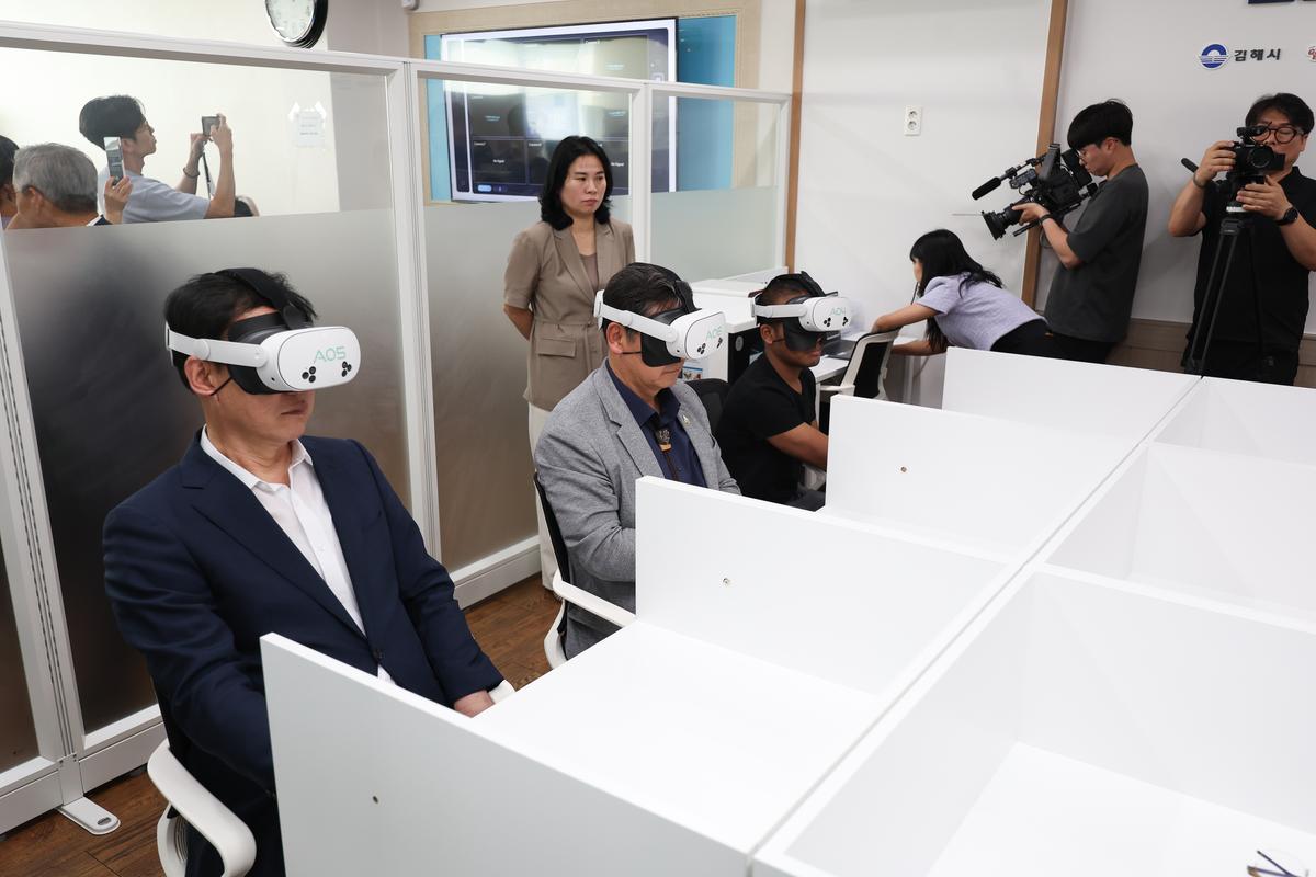 김해외국인근로자지원센터, VR안전체험 개소식 0