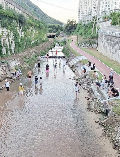 도심 속 작은 계곡, 김해 해반천 상류에서 피서 즐기는 시민들0