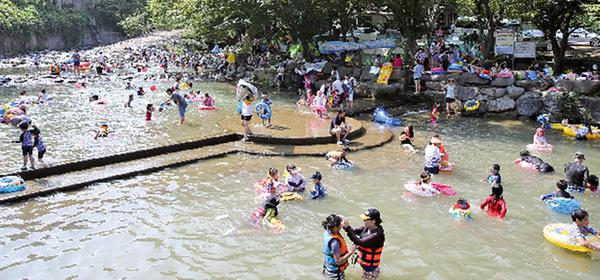계곡에서 편안한 휴가 보내세요1