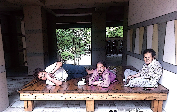 포토뉴스 - 노인정의 나무 평상1