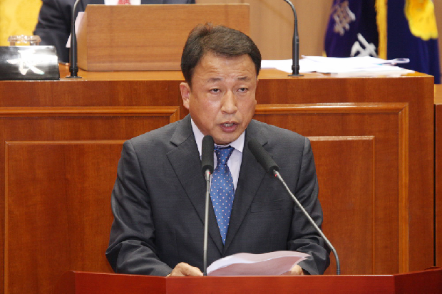 김해공항의 간판을 원래대로 '김해 GIMHAE'로 되돌려야 합니다.1