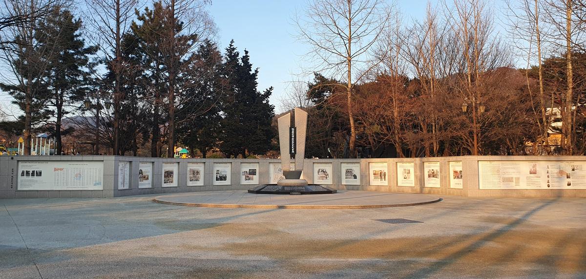 김해독립운동사 3.1운동 기념공원에 오롯이-거리의독립기념관과 파리장서운동기념비