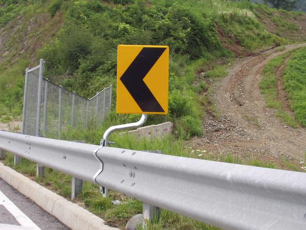 가드레일용 표지판부착대