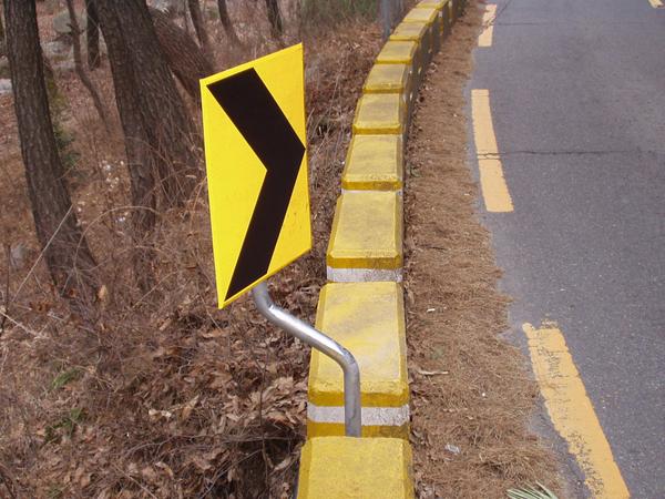 방호벽용 표지판부착대