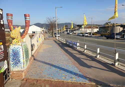 기마인물상을 본떠 도자타일로 디자인한 교량 난간